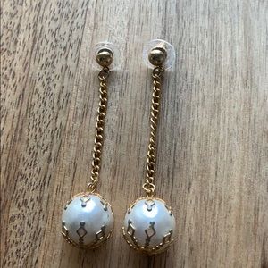 SWAROVSKI GT/drop pearl earring w/scallop design